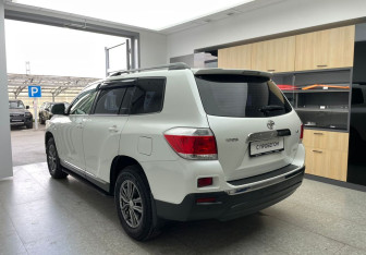 Подержанный автомобиль Toyota Highlander 2013 года (7 фото)