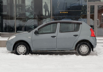 Подержанный автомобиль Renault Sandero 2011 года (8 фото)