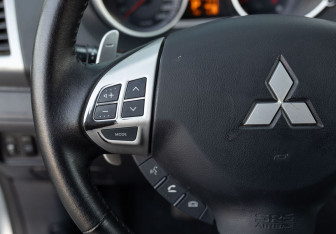 Подержанный автомобиль Mitsubishi Outlander 2008 года (12 фото)