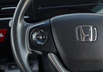 Подержанный автомобиль Honda Stepwgn 2016 года (12 фото)