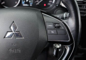 Подержанный автомобиль Mitsubishi Outlander 2015 года (12 фото)