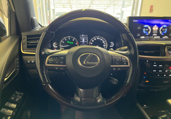 Подержанный автомобиль Lexus LX 2017 года (12 фото)
