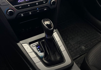 Подержанный автомобиль Hyundai Elantra Sedan 2017 года (8 фото)