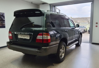 Подержанный автомобиль Toyota Land Cruiser Suv 2000 года (4 фото)