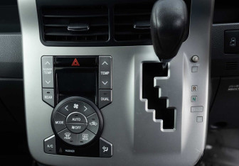 Подержанный автомобиль Toyota Voxy Minivan 2010 года (14 фото)