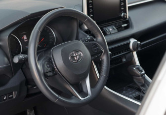 Подержанный автомобиль Toyota RAV4 2020 года (11 фото)
