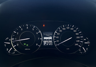 Подержанный автомобиль Nissan Patrol 2011 года (12 фото)