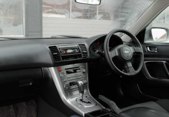 Подержанный автомобиль Subaru Legacy Sedan 2003 года (10 фото)