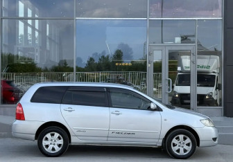 Подержанный автомобиль Toyota Corolla Wagon 2004 года (4 фото)