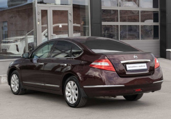 Подержанный автомобиль Nissan Teana 2010 года (7 фото)