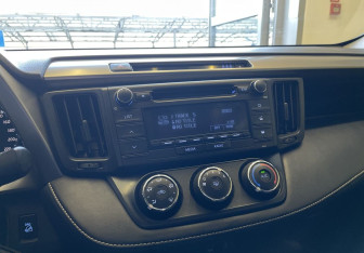 Подержанный автомобиль Toyota RAV4 2017 года (14 фото)