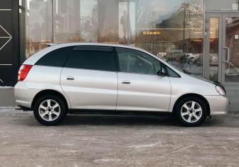 Подержанный автомобиль Toyota Nadia 1999 года (4 фото)