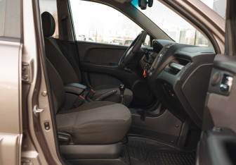 Подержанный автомобиль Kia Sportage 2008 года (18 фото)