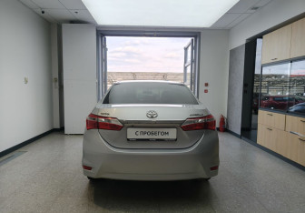 Подержанный автомобиль Toyota Corolla Sedan 2013 года (2 фото)