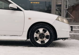 Подержанный автомобиль Nissan Wingroad 2002 года (9 фото)