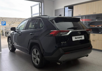 Подержанный автомобиль Toyota RAV4 2019 года (4 фото)