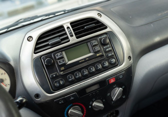 Подержанный автомобиль Toyota RAV4 2002 года (13 фото)