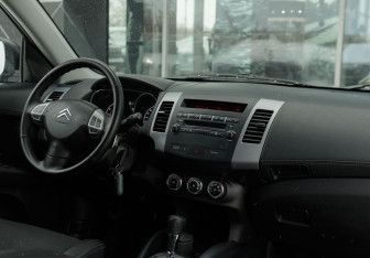 Подержанный автомобиль Citroen C-Crosser 2012 года (10 фото)