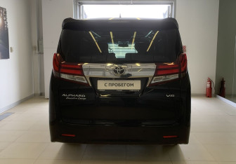 Подержанный автомобиль Toyota Alphard 2017 года (5 фото)