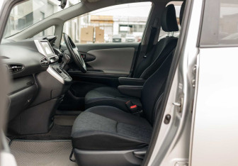 Подержанный автомобиль Toyota Wish Minivan 2011 года (18 фото)
