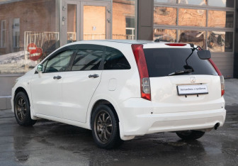 Подержанный автомобиль Honda Stream 2007 года (7 фото)