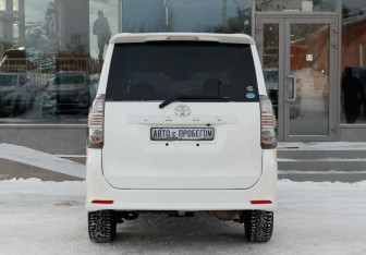 Подержанный автомобиль Toyota Voxy Minivan 2010 года (6 фото)