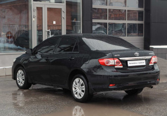 Подержанный автомобиль Toyota Corolla Sedan 2013 года (7 фото)