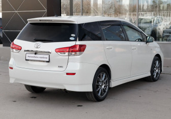 Подержанный автомобиль Toyota Wish Minivan 2011 года (5 фото)