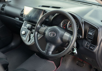 Подержанный автомобиль Toyota Wish Compactvan 2007 года (11 фото)