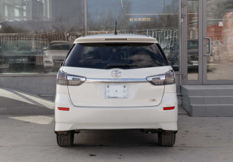 Подержанный автомобиль Toyota Wish Minivan 2012 года (6 фото)
