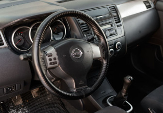 Подержанный автомобиль Nissan Tiida Hatchback 2007 года (11 фото)