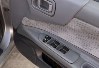 Подержанный автомобиль Nissan Avenir 2001 года (16 фото)