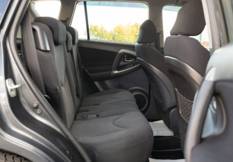 Подержанный автомобиль Toyota RAV4 2007 года (20 фото)