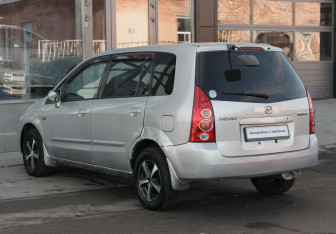 Подержанный автомобиль Mazda Premacy 2002 года (7 фото)