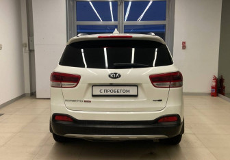 Подержанный автомобиль Kia Sorento 2016 года (6 фото)
