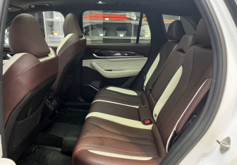 Подержанный автомобиль Geely Monjaro 2023 года (16 фото)