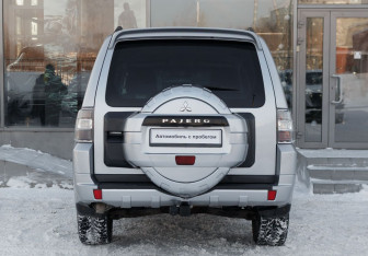 Подержанный автомобиль Mitsubishi Pajero 2011 года (6 фото)