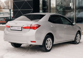 Подержанный автомобиль Toyota Corolla Sedan 2014 года (5 фото)