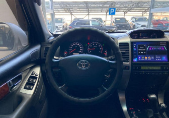 Подержанный автомобиль Toyota Land Cruiser Prado 2005 года (13 фото)