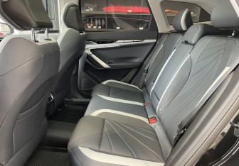 Подержанный автомобиль Geely Atlas 2024 года (9 фото)