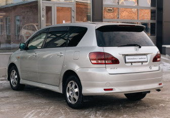 Подержанный автомобиль Toyota Ipsum 2001 года (7 фото)
