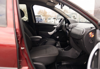 Подержанный автомобиль Renault Sandero 2011 года (16 фото)