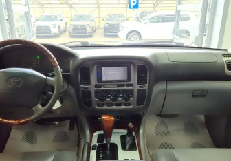 Подержанный автомобиль Toyota Land Cruiser Suv 2000 года (8 фото)