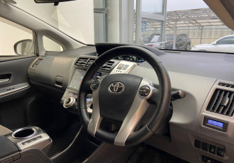 Подержанный автомобиль Toyota Prius Alpha 2011 года (11 фото)