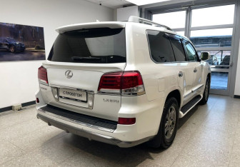 Подержанный автомобиль Lexus LX 2014 года (5 фото)