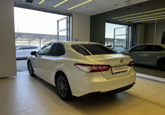 Подержанный автомобиль Toyota Camry Sedan 2021 года (6 фото)