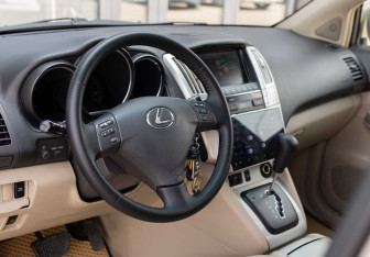 Подержанный автомобиль Lexus RX 2005 года (11 фото)