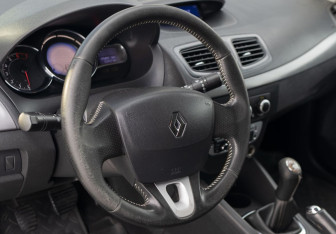 Подержанный автомобиль Renault Fluence 2013 года (11 фото)