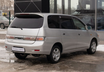 Подержанный автомобиль Toyota Gaia 2001 года (5 фото)
