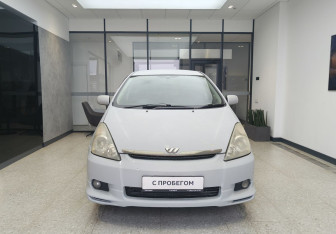 Подержанный автомобиль Toyota Wish Compactvan 2003 года (2 фото)